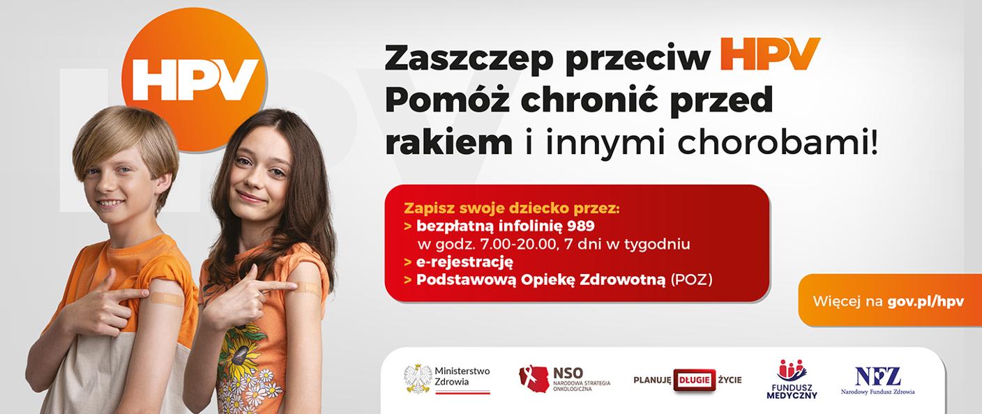Plakat zachęcający do zaszczepienia dziecka przeciw HPV. Sposoby na zapisanie dziecka na szczepienie przez bezpłatną infolinię 989, e-rejestrację lub przez Podstawową Opiekę Zdrowotną. Dwoje dzieci wskazuje na przedramię z naklejonym plastrem. 