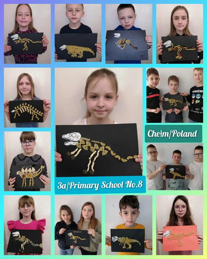 Uczniowie trzymający prace plastyczne, na których są dinozaury wykonane z makaronu.