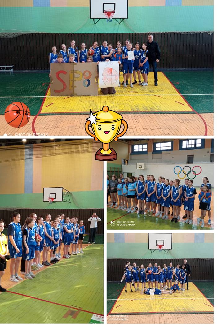 Dziewczęta - koszykarki dumne ze swoich sportowych sukcesów.