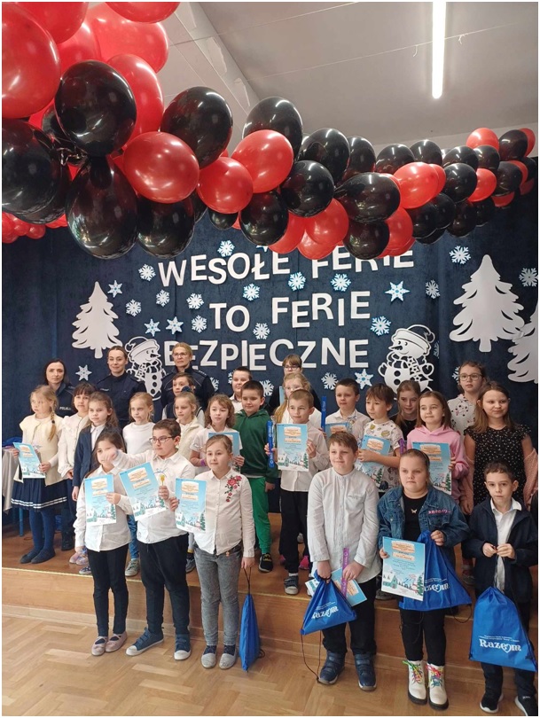 Uczniowie - laureaci konkursu “Wesołe ferie, to ferie bezpieczne”.